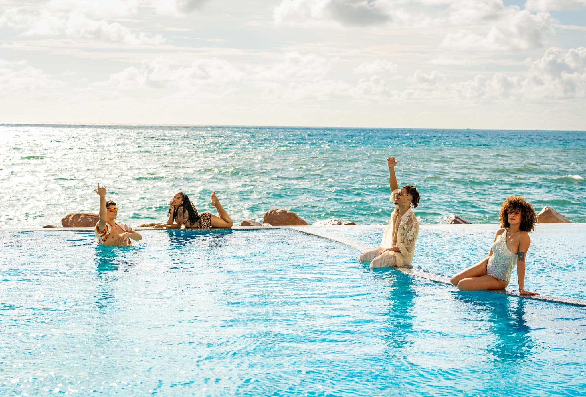 Santo Beach Club thu hút du khách với hai bể bơi vô cực ôm trọn cảnh biển và hoàng hôn Phú Quốc