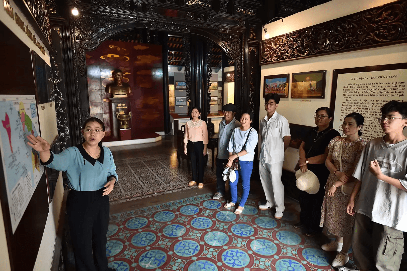 Du khách tìm hiểu về vùng đất Kiên Giang cũ tại bảo tàng Kiên Giang