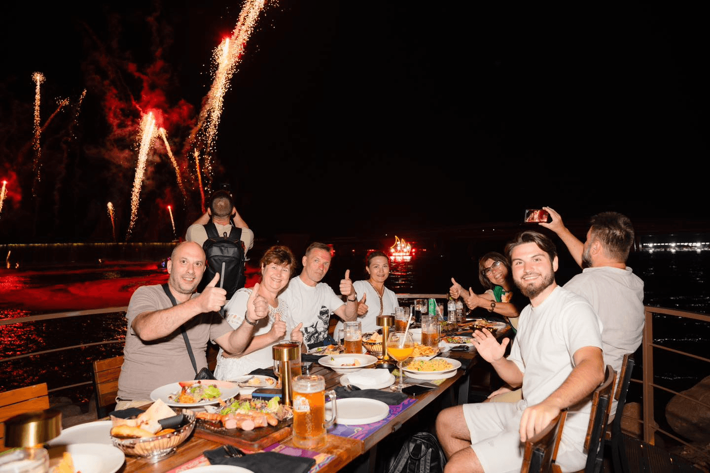 Khung cảnh náo nhiệt tại Sun Bavaria GastroPub sôi động về đêm