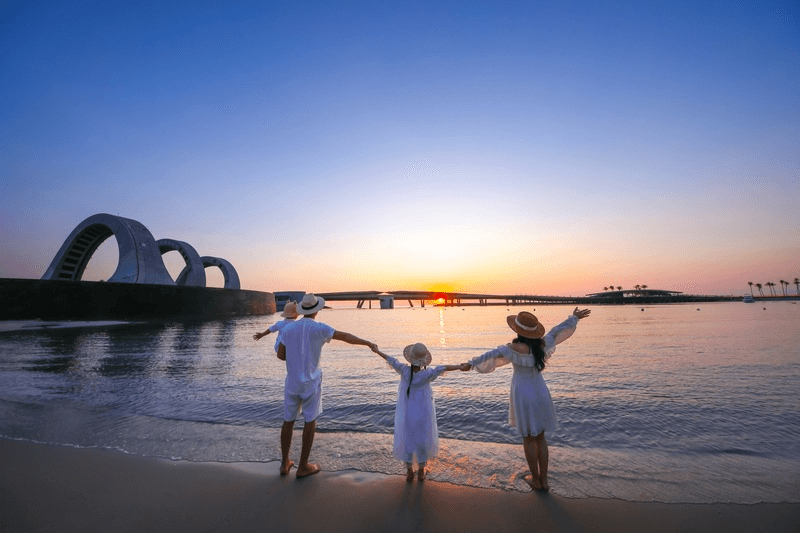 Du khách ngắm hoàng hôn và tham quan bãi biển Sunset Town vào chiều muộn