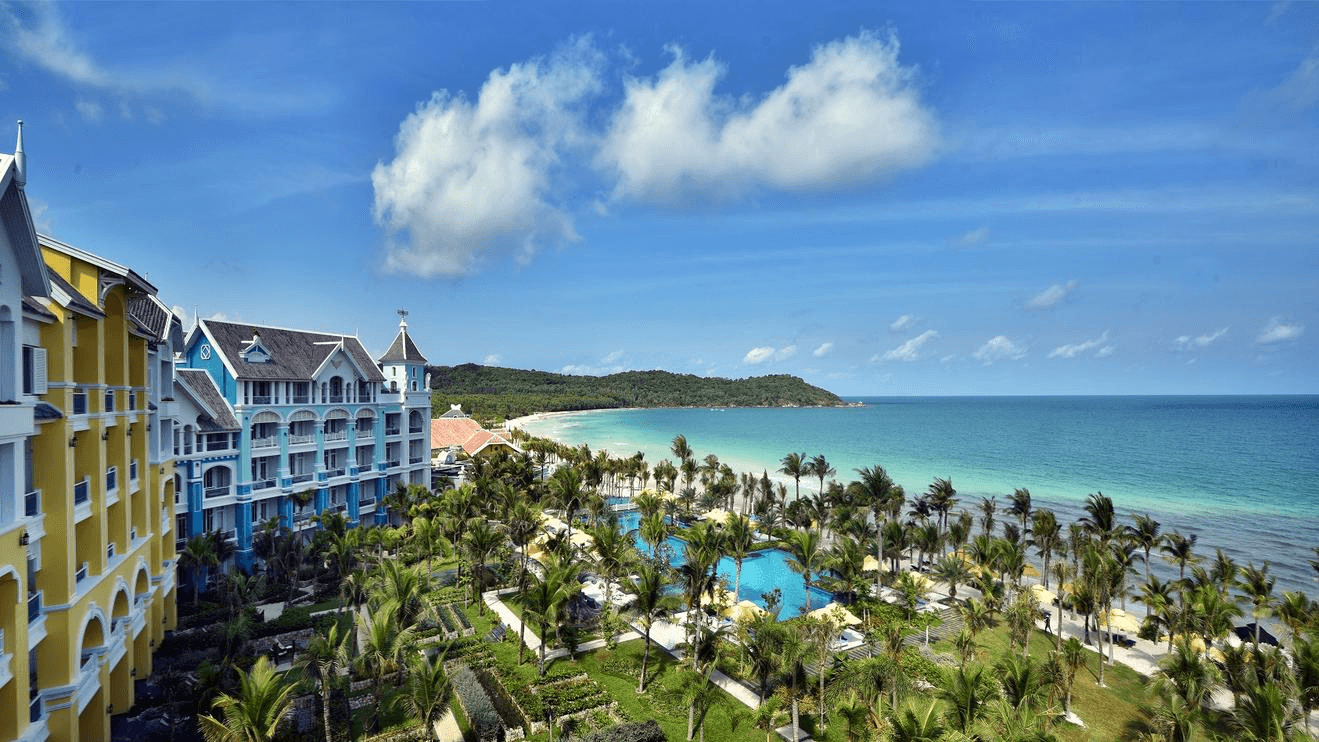 Các khách sạn 5 sao như JW Marriott Phu Quoc Emerald Bay với tầm nhìn hướng thẳng ra Bãi Kem