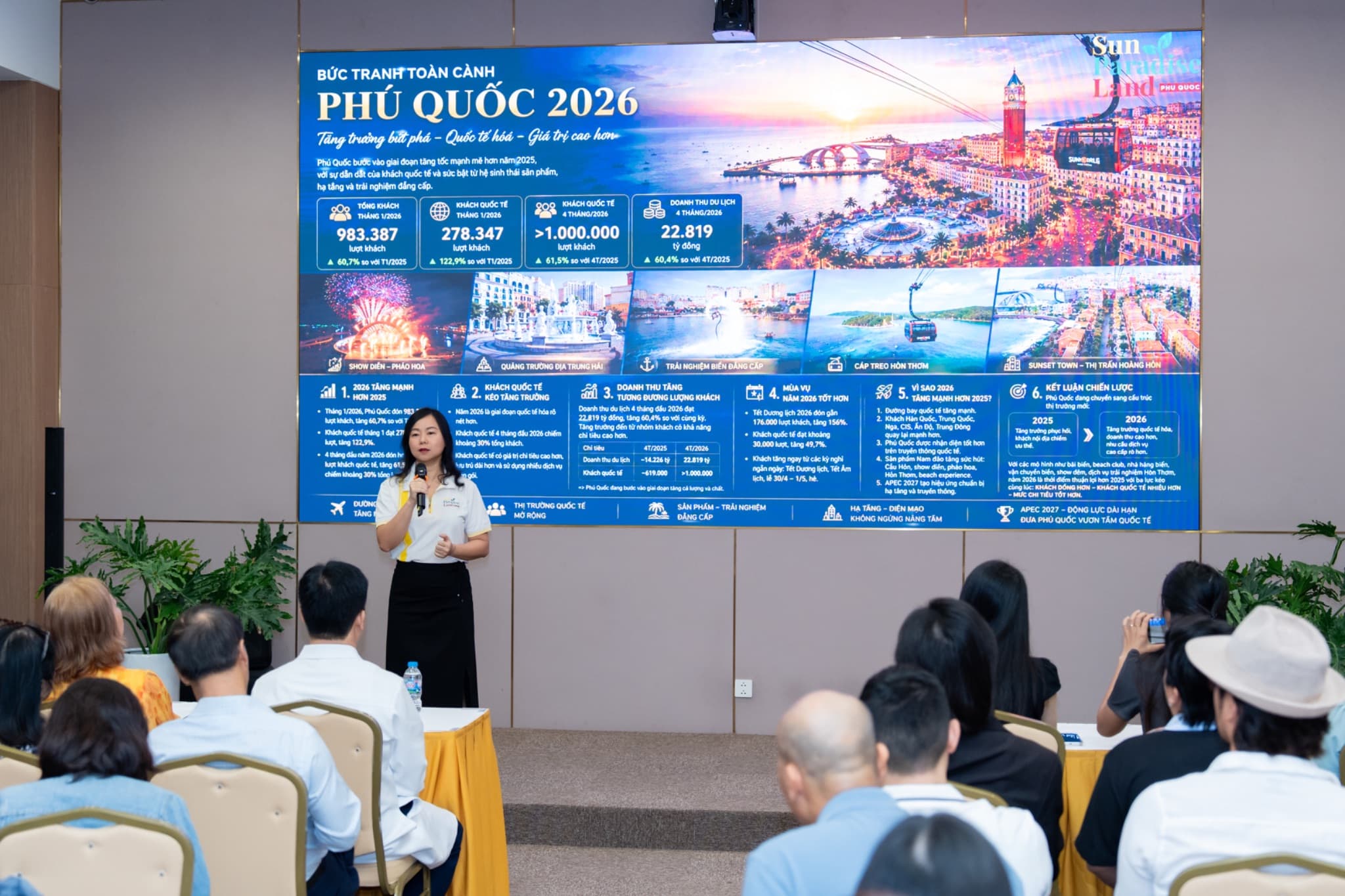 Đông đảo cư dân, hộ kinh doanh, người làm dịch vụ tại Nam đảo tham gia Chương trình "Dịch vụ từ tâm – Mỗi cư dân là một Đại sứ Văn hóa" hướng tới xây dựng phong cách dịch vụ chuyên nghiệp, văn minh