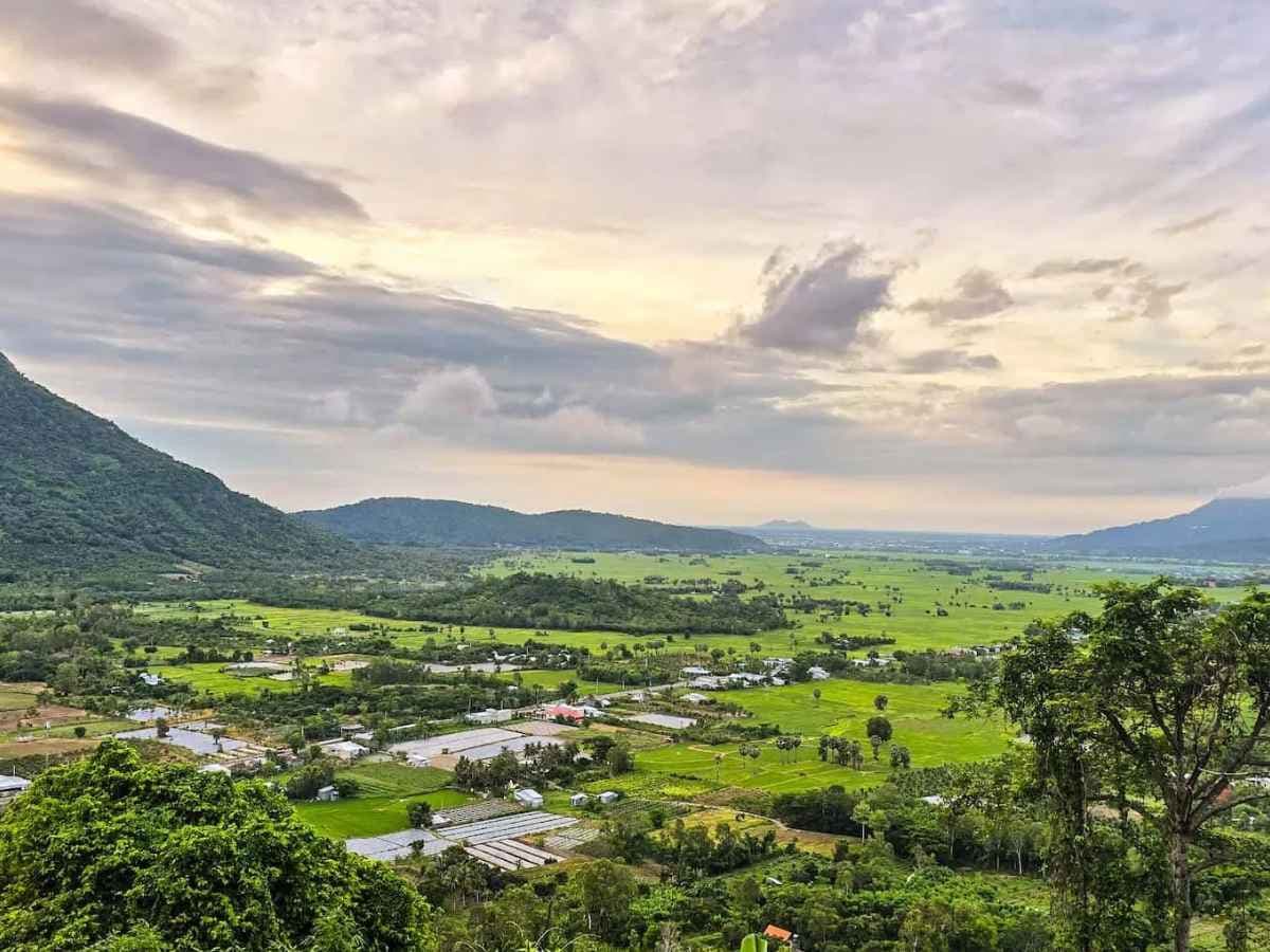 Mùa khô là thời điểm phù hợp để khám phá Núi Dài và ngắm cảnh toàn vùng.