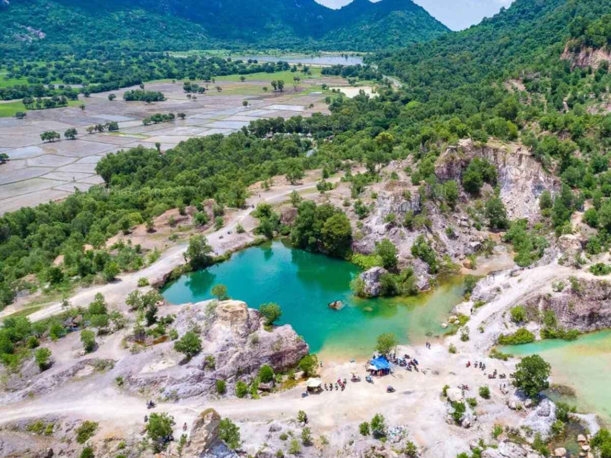 Góc nhìn từ mặt đất giúp cảm nhận rõ cấu trúc núi đá và sự giao thoa với đời sống xung quanh.