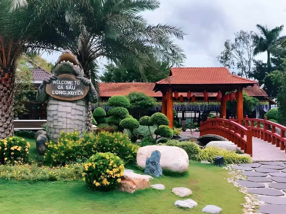 Trại cá sấu trở thành điểm dừng chân tạo dấu ấn riêng trong hành trình tham quan.