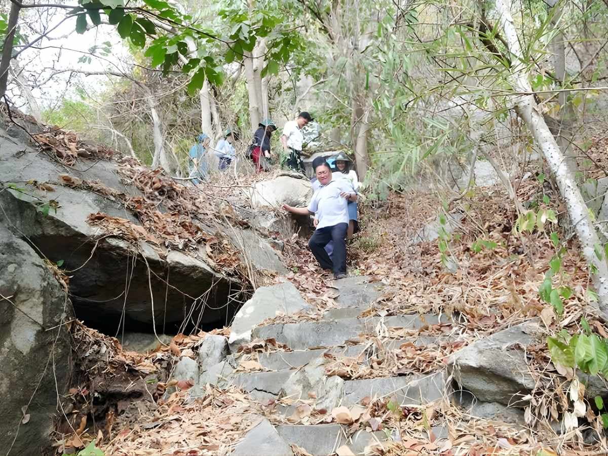Không gian rừng núi Ô Tà Sóc tạo cảm giác khám phá thiên nhiên nguyên sơ và tĩnh lặng.