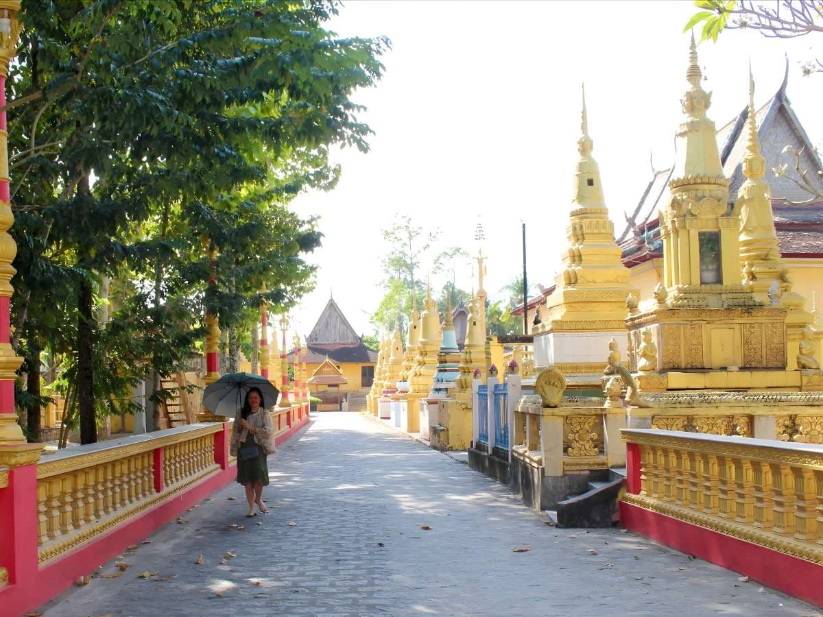 Không gian lối đi chùa Svay Ton gợi nhịp sống thường nhật yên bình.