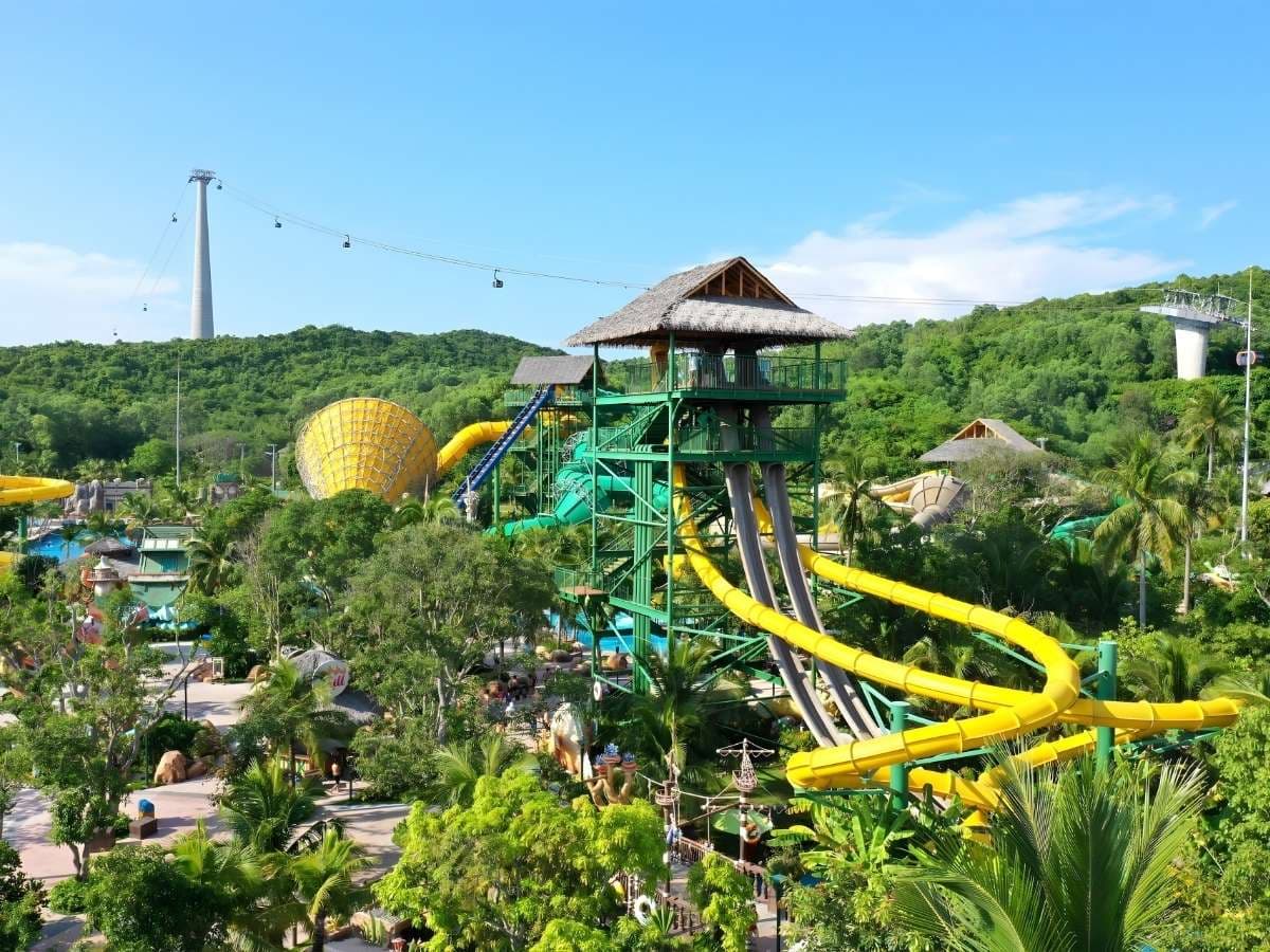 Hệ thống bể bơi và máng trượt cảm giác mạnh tại Aquatopia Hòn Thơm.