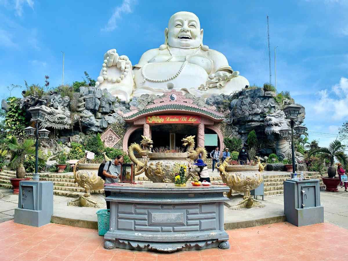 Cận cảnh tượng Phật Di Lặc thể hiện quy mô kiến trúc và ý nghĩa tâm linh.