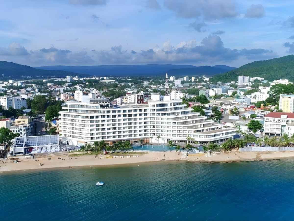 Seashells Phu Quoc Hotel & Spa tọa lạc trung tâm Dương Đông, kết nối linh hoạt.