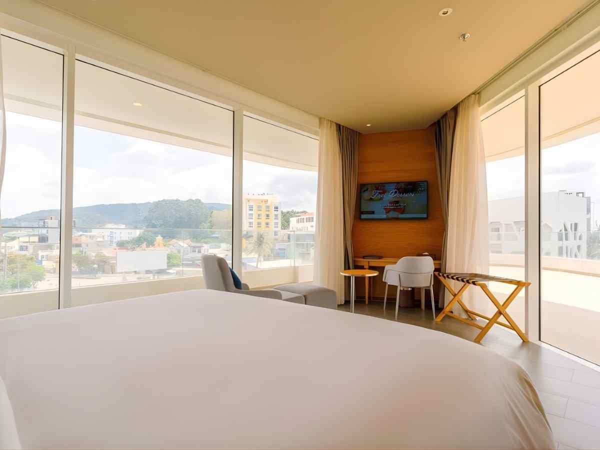 Phòng nghỉ Seashells Phu Quoc Hotel & Spa sở hữu tầm nhìn biển và thành phố.