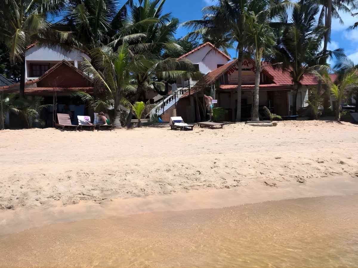 Phu Quoc Kim Bungalow On The Beach sở hữu vị trí sát biển, không gian mở thư giãn.