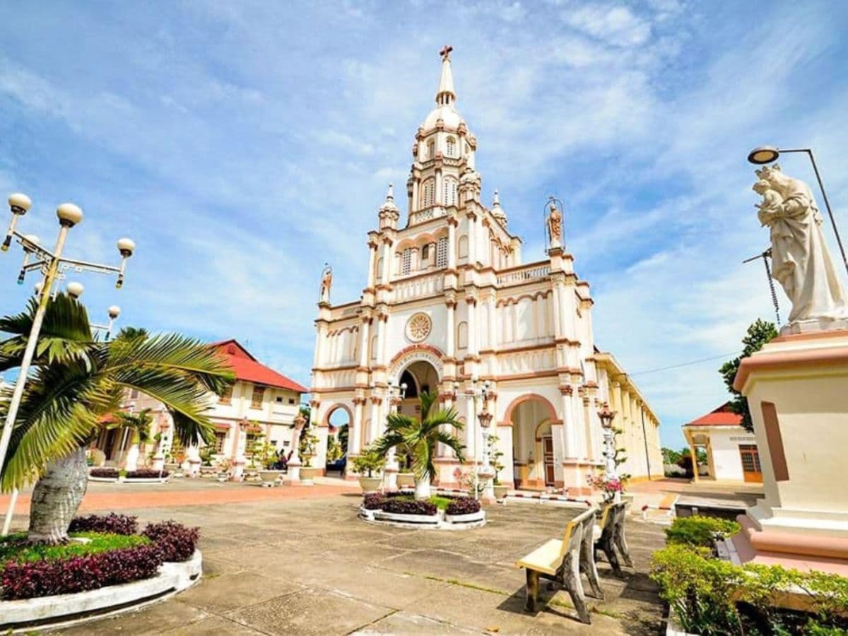 Nhà thờ Cù lao Giêng nằm trọn giữa một vùng cù lao xanh mát.