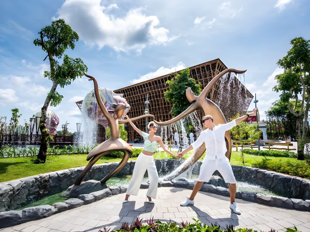 Du khách dạo chơi và check-in tại công viên nghệ thuật đương đại Urban Park.