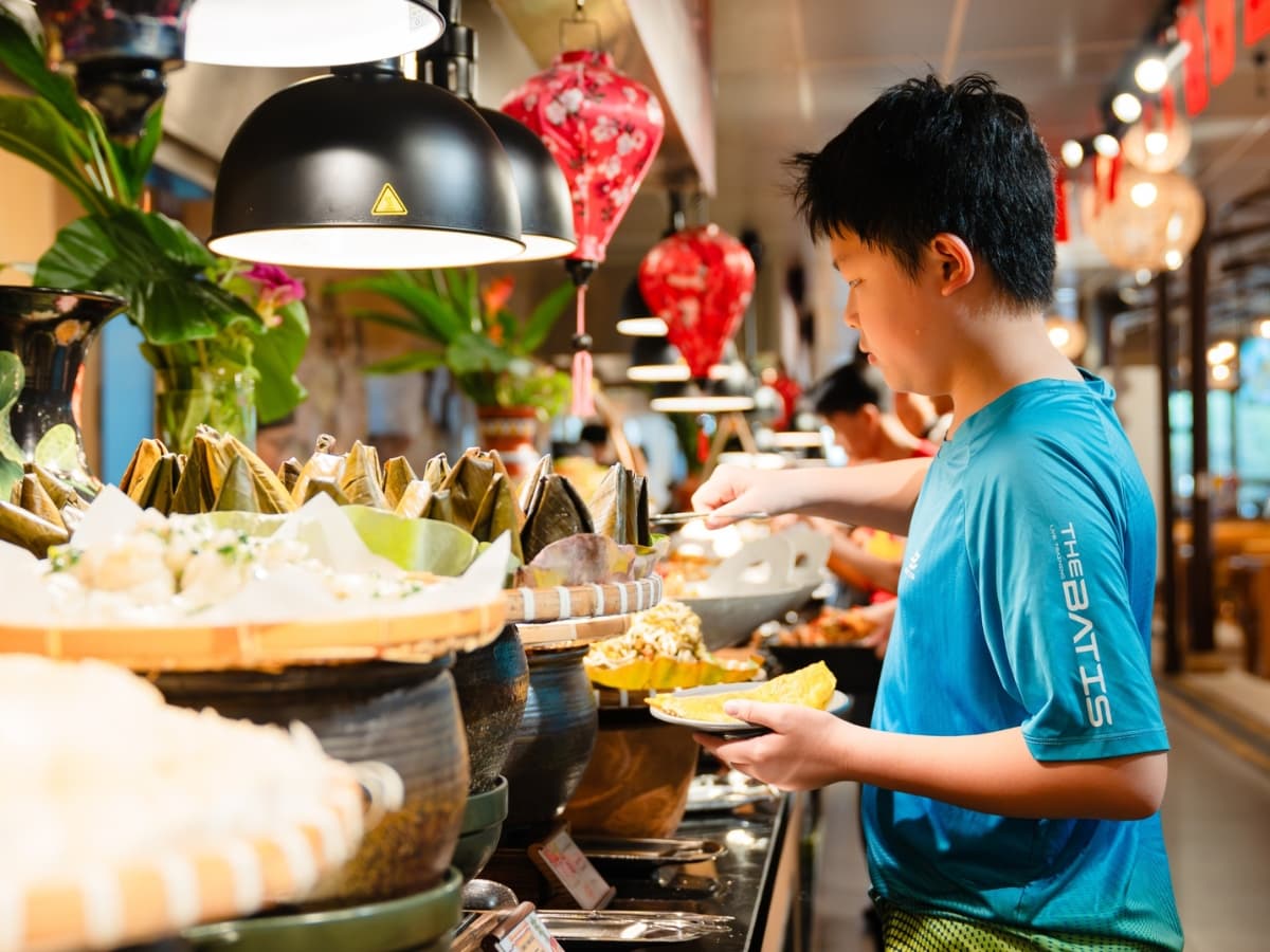Thưởng thức các món ăn đa dạng từ Á - Âu tại nhà hàng buffet Mango.