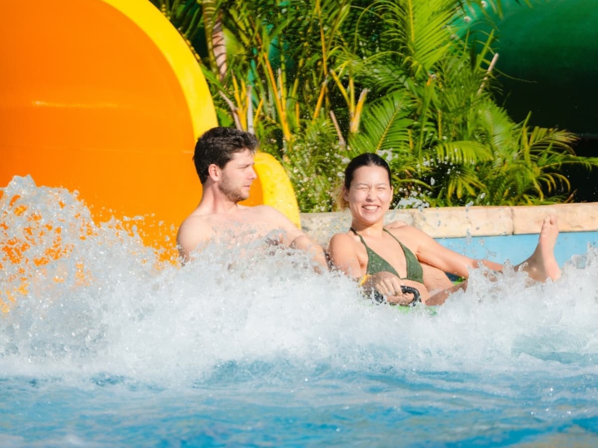 Chuẩn bị đồ bơi để có thể thoải mái vui chơi tại Sun World Hon Thom.