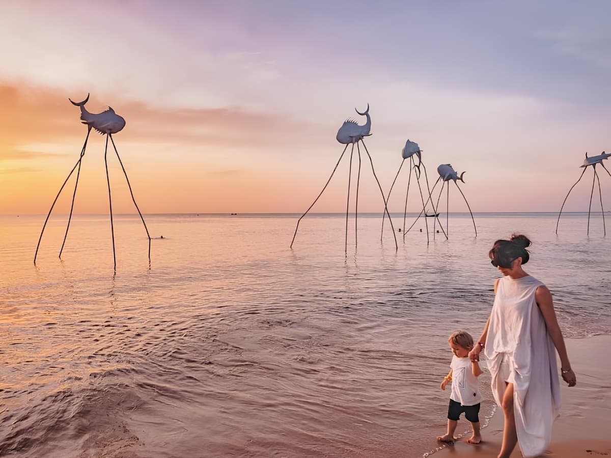 Những bãi biển nước trong, sóng nhẹ tại Phú Quốc là không gian lý tưởng để trẻ vui chơi và khám phá thiên nhiên. (Nguồn: Sưu tầm)