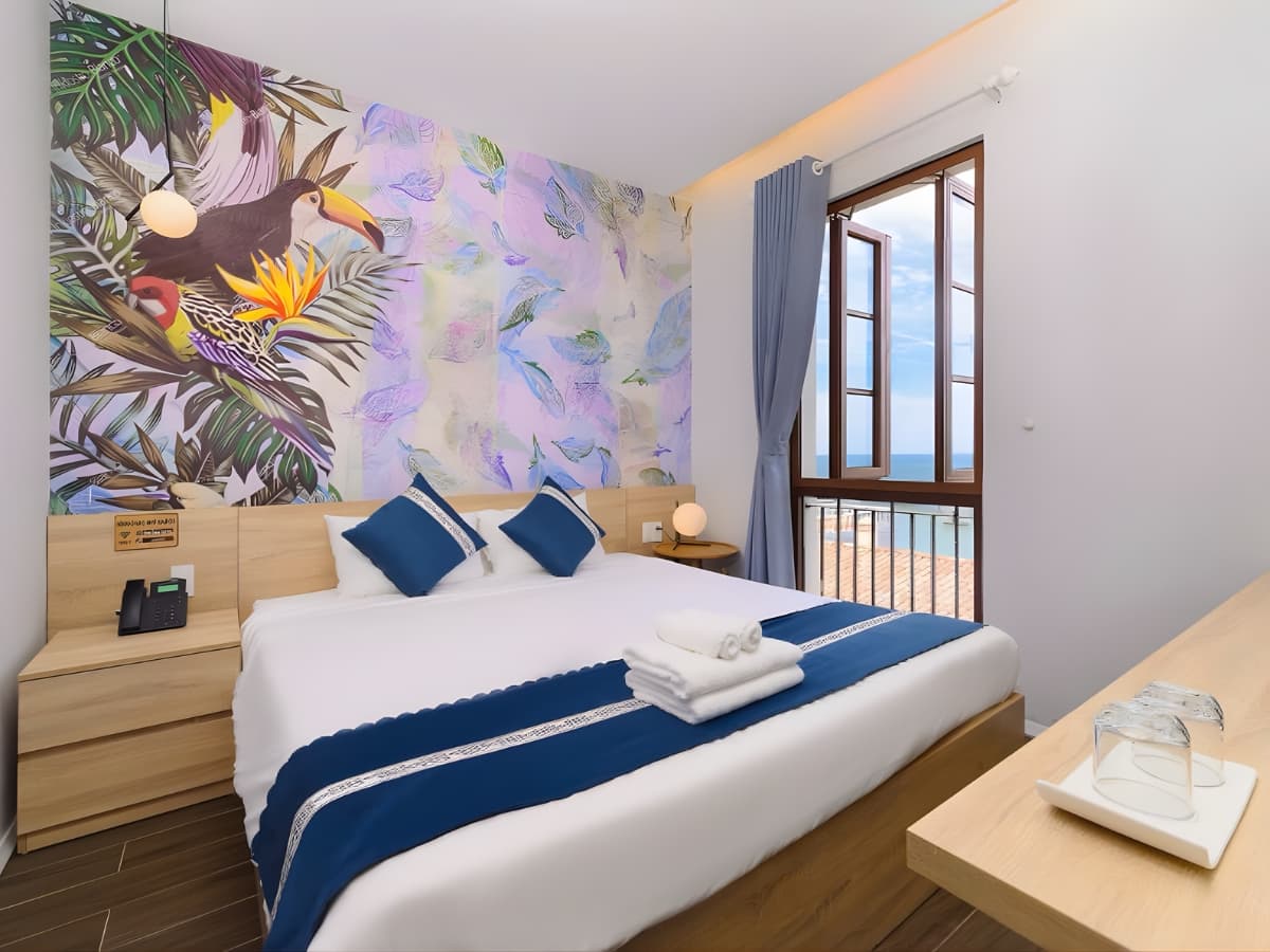 Phòng nghỉ tại Golden Sunset Hotel thiết kế đơn giản, đầy đủ tiện nghi.