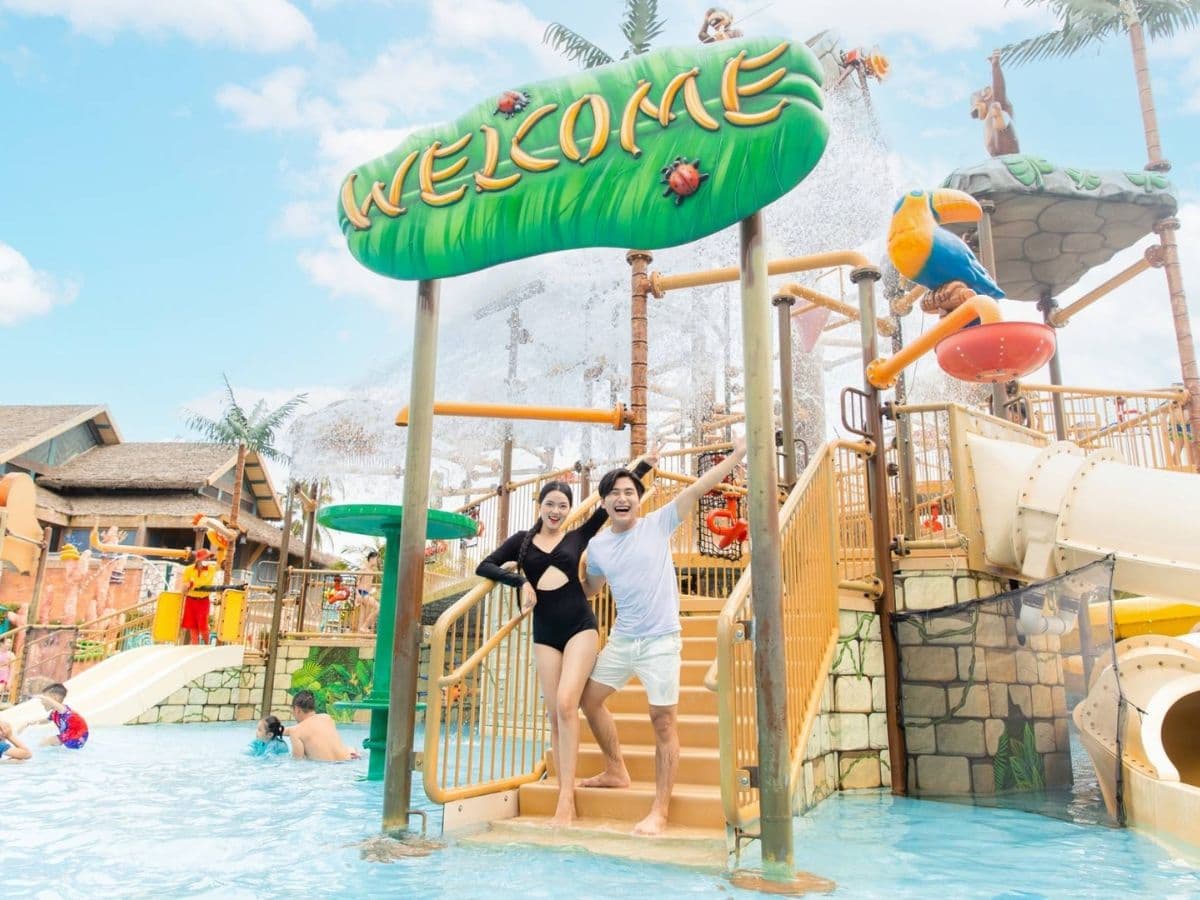 Không gian vui chơi sôi động tại Aquatopia Water Park mang đến những trải nghiệm đầy hứng khởi cho mọi lứa tuổi. (Nguồn: Sưu tầm)
