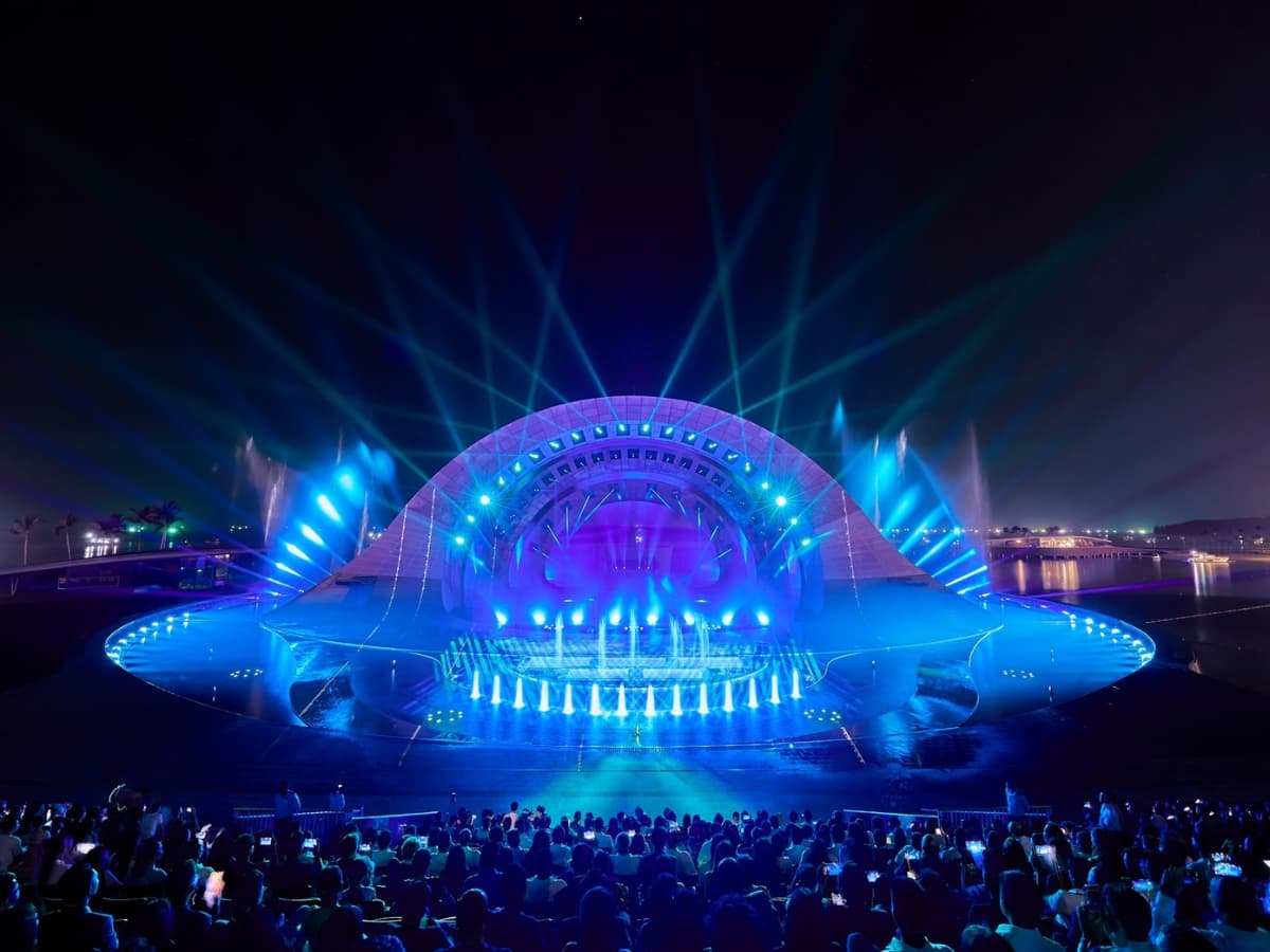 Thưởng thức show diễn nghệ thuật tại Thị trấn Hoàng Hôn.