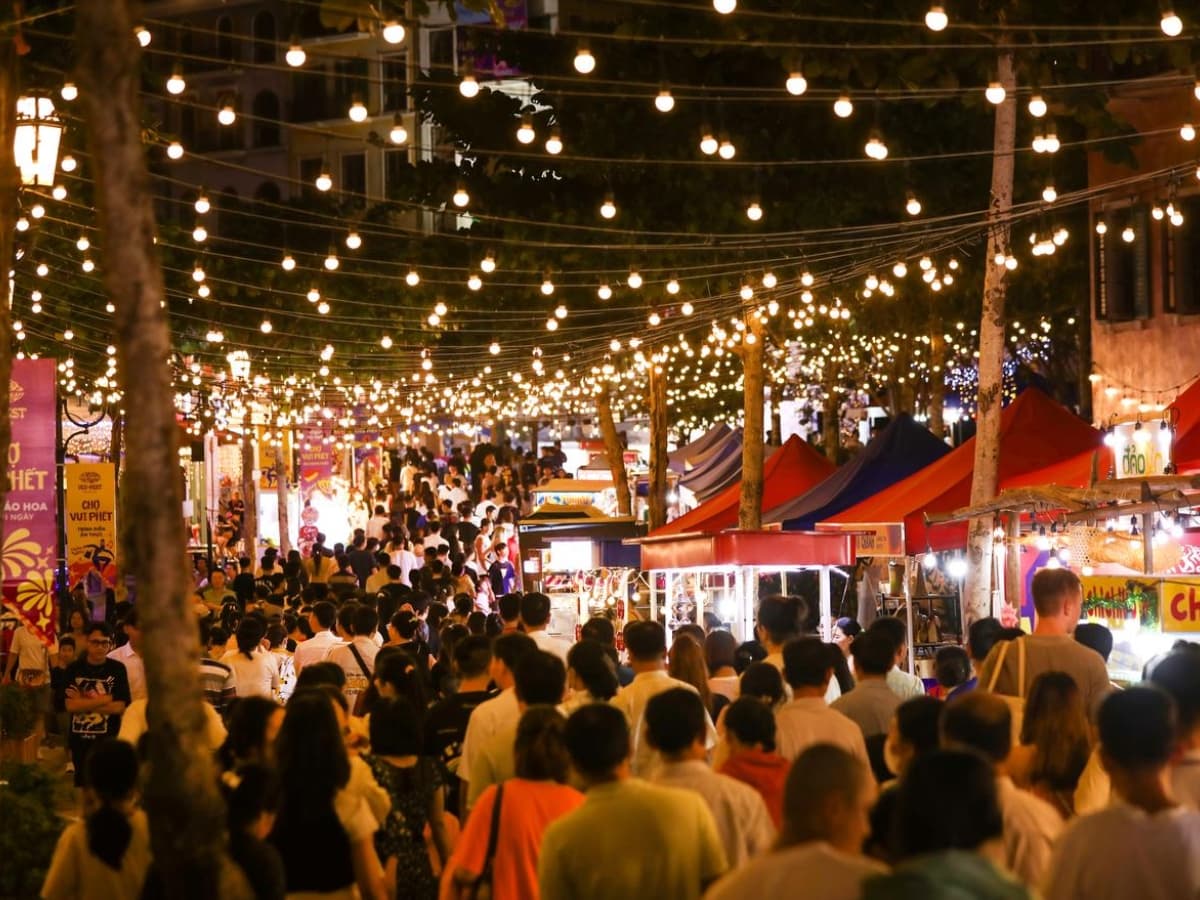 บรรยากาศที่คึกคักและมีชีวิตชีวาที่ตลาดกลางคืน Vui Phết.