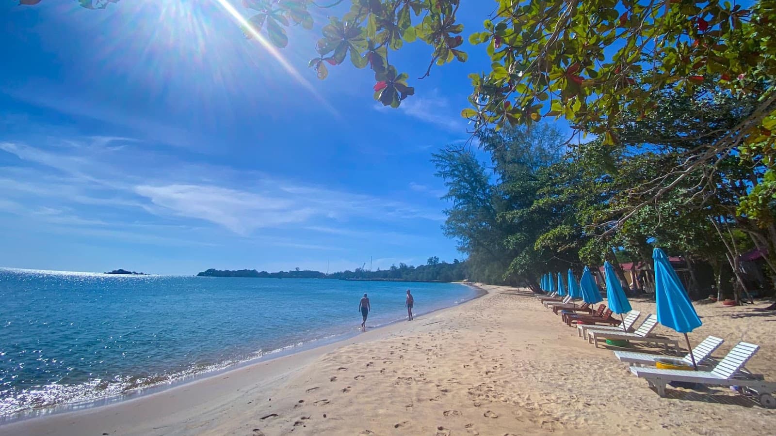 Bãi Vũng Bầu được du khách biết đến với vẻ đẹp thiên nhiên hoang sơ, yên bình
