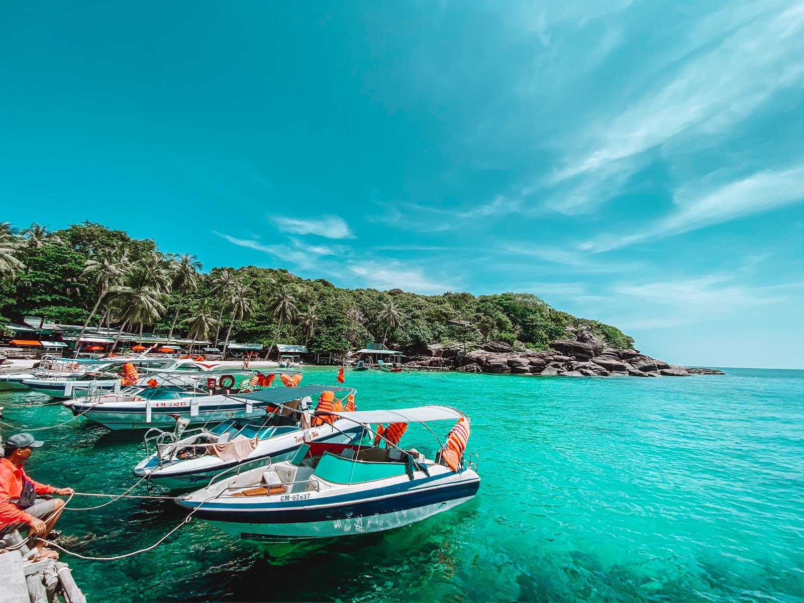 Du khách có thể di chuyển bằng cano đến Bãi Vũng Bầu