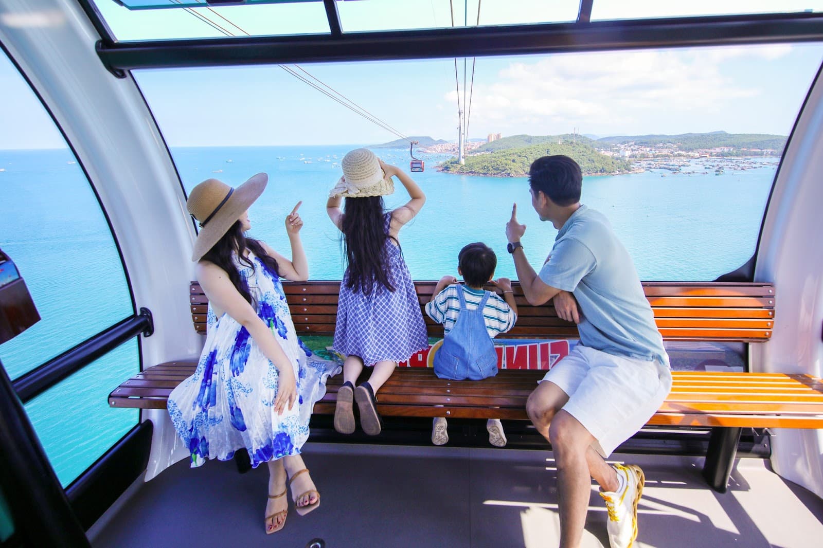 Du khách ngắm cảnh từ cabin cáp treo