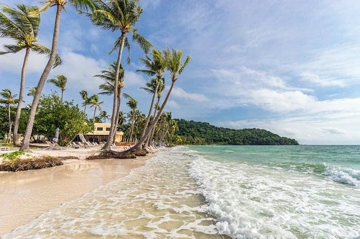 Bãi Bà Kèo nổi tiếng với cát mịn, nước biển trong xanh.