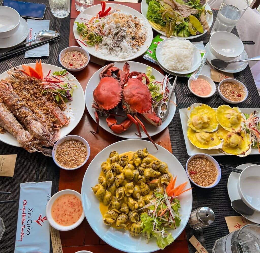 Những món hải sản tươi ngon tại nhà hàng gần Bãi Thơm. (