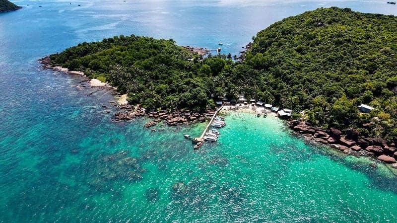 Bãi Thơm thu hút du khách bởi nước biển trong xanh, ánh nắng chan hòa.