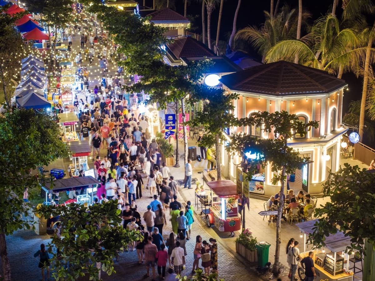 Explore Vui Phet night market and enjoy the characteristic street food of Phu Quoc.