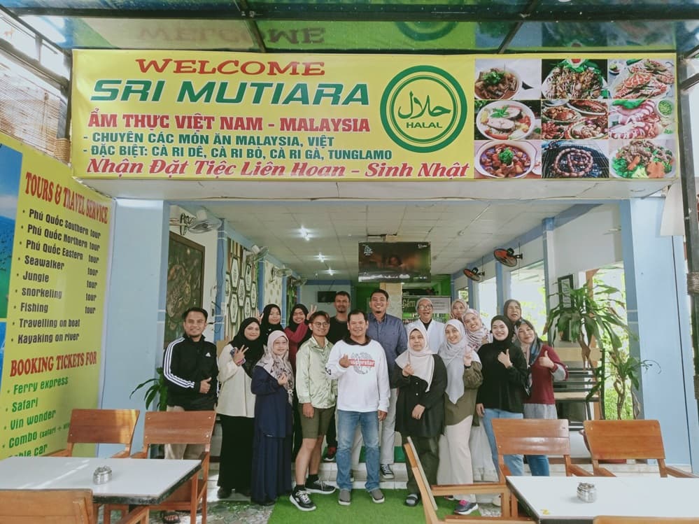 Sri Mutiara Halal Restaurant offers a familiar selection of Malaysian–Vietnamese Halal dishes, such as goat curry and Halal beef pho, ideal for large family gatherings