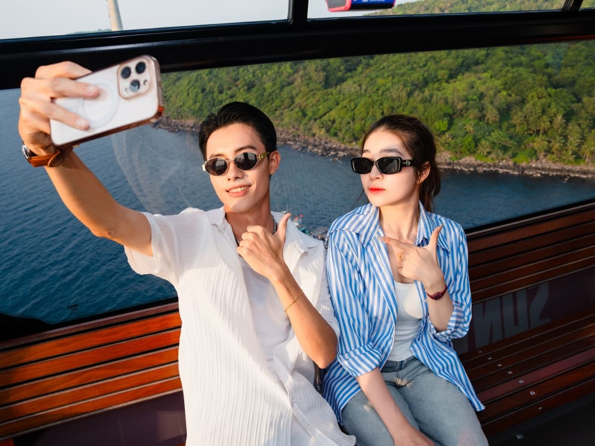 Check-in với phông nền biển đảo Phú Quốc từ trên cáp treo Hòn Thơm