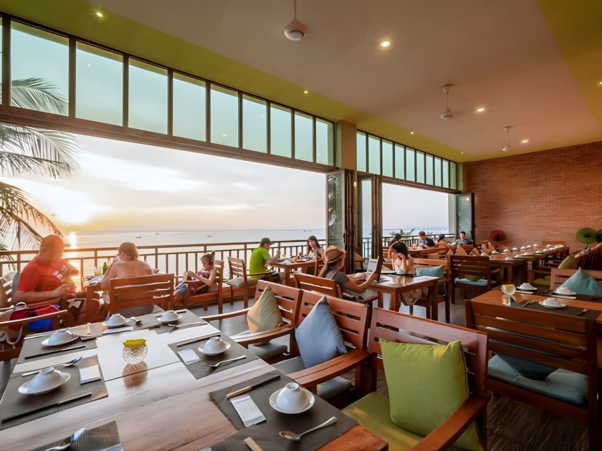 Nhà hàng Xin Chào sở hữu không gian rộng thoáng và view biển tuyệt đẹp