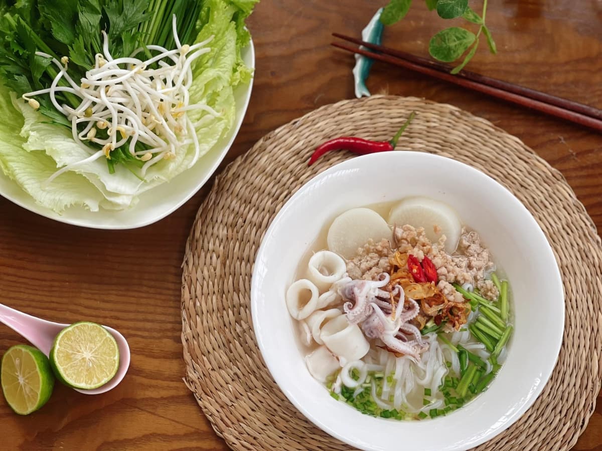 Đổi gió với tô hủ tiếu mực nóng hổi, ngọt thanh vị hải sản