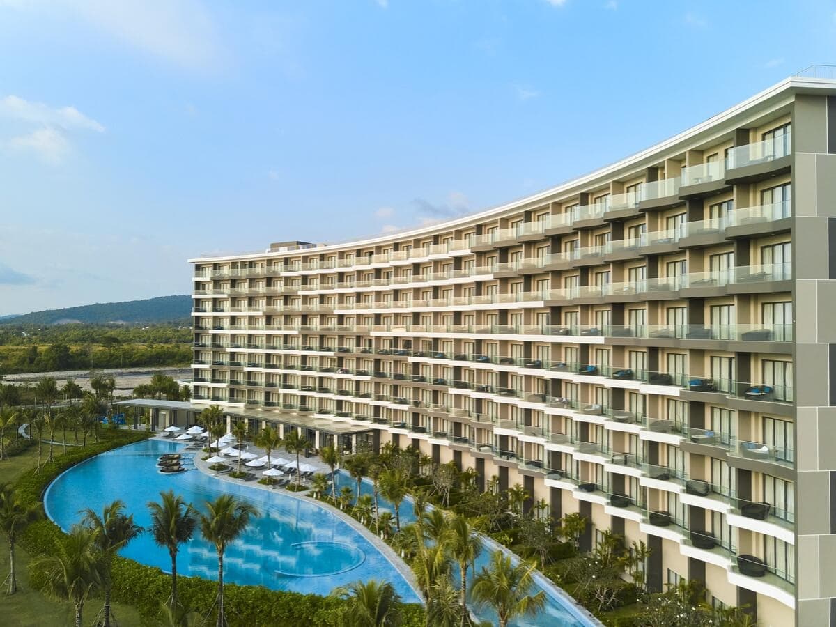 Resort Mövenpick Resort Waverly Phu Quoc sở hữu hồ bơi hướng biển rộng thoáng