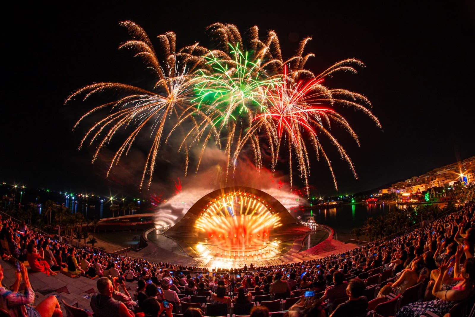 Màn pháo hoa mãn nhãn kết show Kiss of the Sea thắp sáng bầu trời đêm cho đảo Ngọc