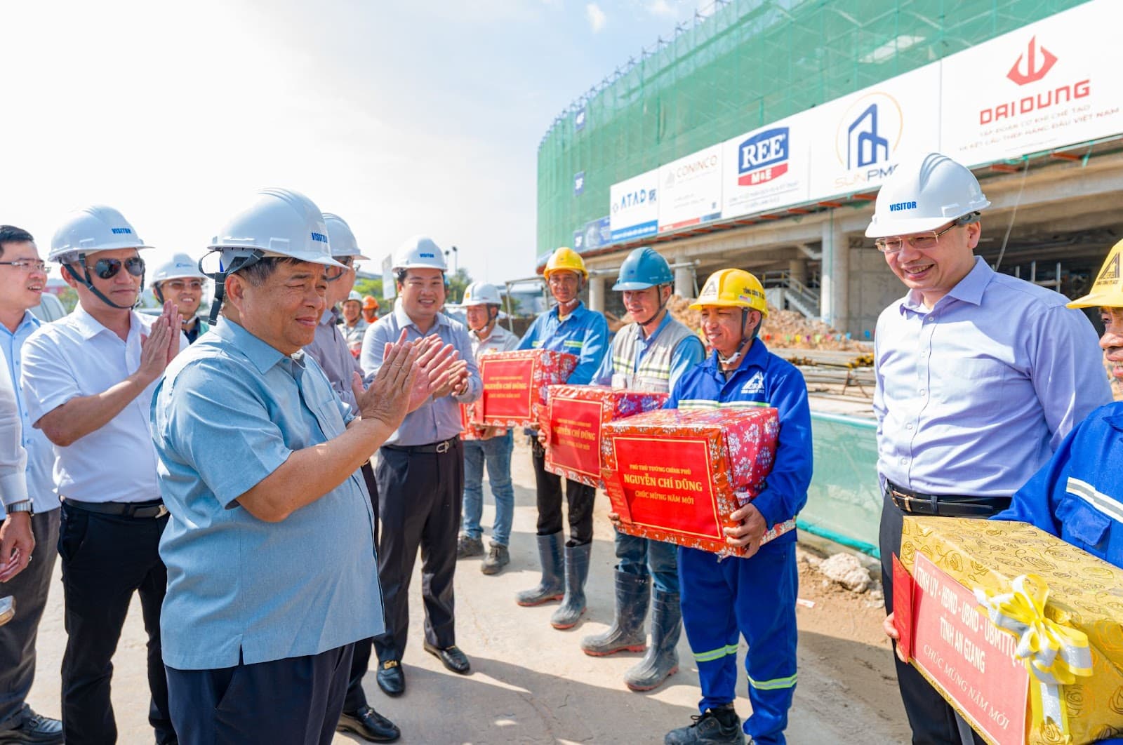 Phó Thủ tướng tặng quà, khích lệ tinh thần làm việc xuyên Tết của kỹ sư, công nhân trên công trường.