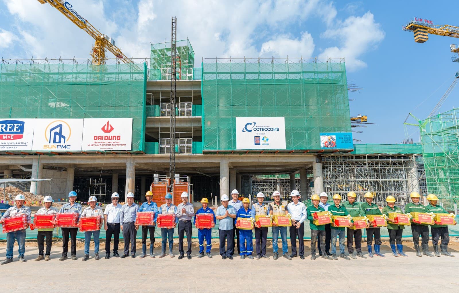 Phó Thủ tướng chụp ảnh lưu niệm với lực lượng thi công tại công trường APEC Phú Quốc.