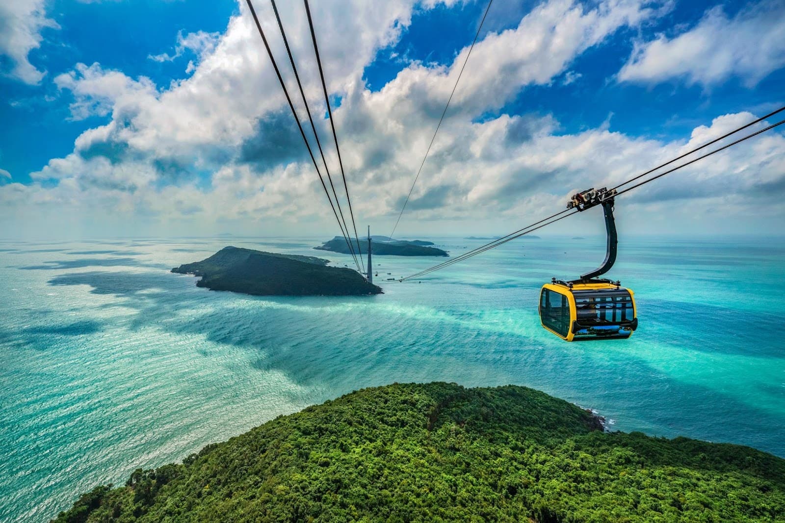 Cáp treo Hòn Thơm đạt kỷ lục 3 dây dài nhất thế giới, cũng mới được Travel + Leisure xướng tên trong top hành trình ngoạn mục nhất châu Á trong thời gian gần đây