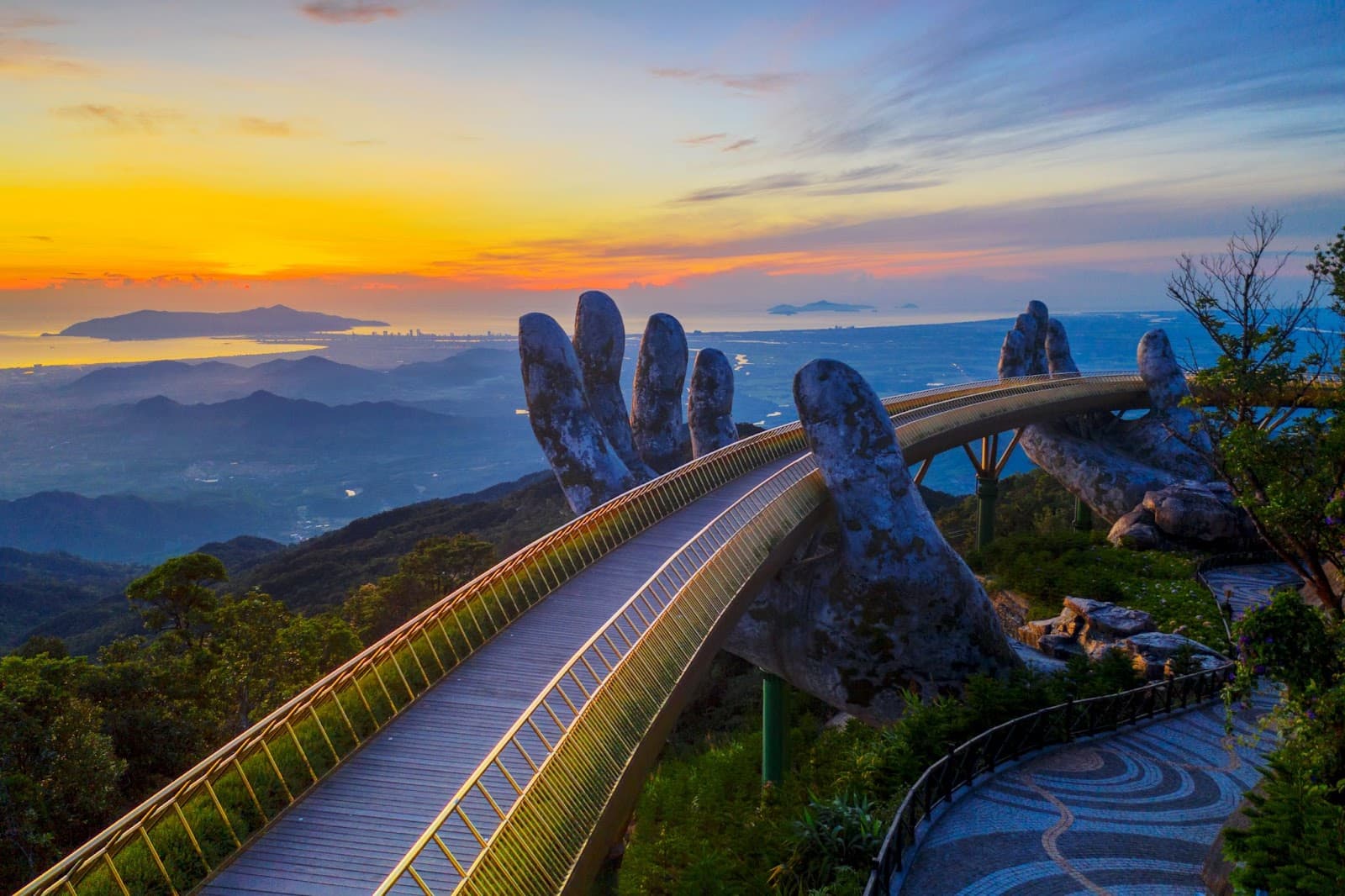 Một trong những biểu tượng nổi tiếng của khu du lịch Sun World Ba Na Hills là Cầu Vàng, cây cầu độc đáo được nâng đỡ bởi đôi bàn tay khổng lồ giữa không trung.