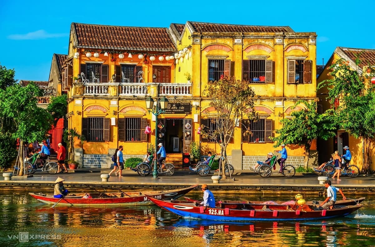 Du khách có thể ghé thăm bán đảo Sơn Trà, Ngũ Hành Sơn hoặc kết hợp tham quan phố cổ Hội An – di sản văn hóa thế giới nằm cách Đà Nẵng khoảng 30 km. Nguồn: VnExpress