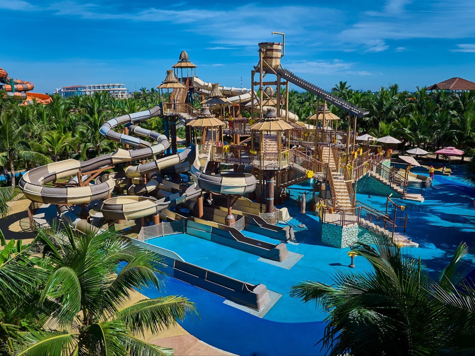 Sun World Sam Son, tổ hợp vui chơi giải trí quy mô lớn nằm gần trung tâm thành phố.