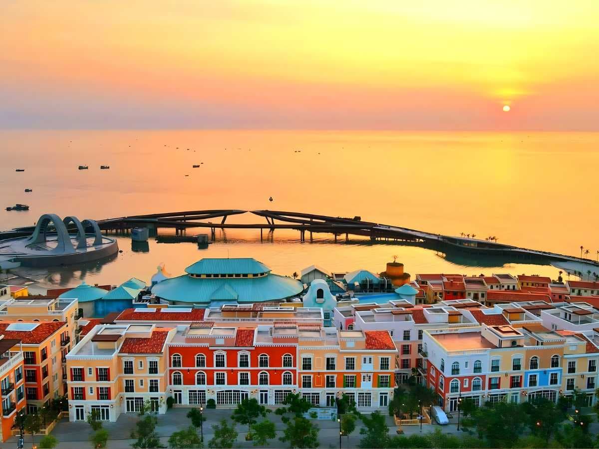 Công trình này có cấu trúc kéo dài trên mặt nước, hướng ra biển phía Tây Nam đảo và trở thành điểm dừng chân thường thấy