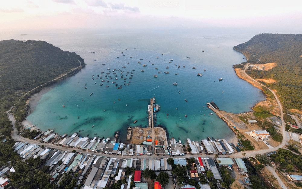 Du khách di chuyển bằng tàu cao tốc khoảng 3 đến 4 giờ để đến đảo Thổ Châu