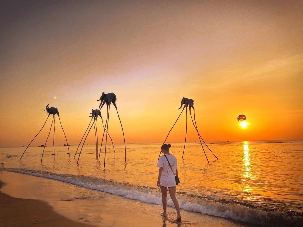 Không gian yên tĩnh cùng cảnh đẹp hoang sơ khiến Hòn Dừa trở thành điểm đến đáng trải nghiệm.
