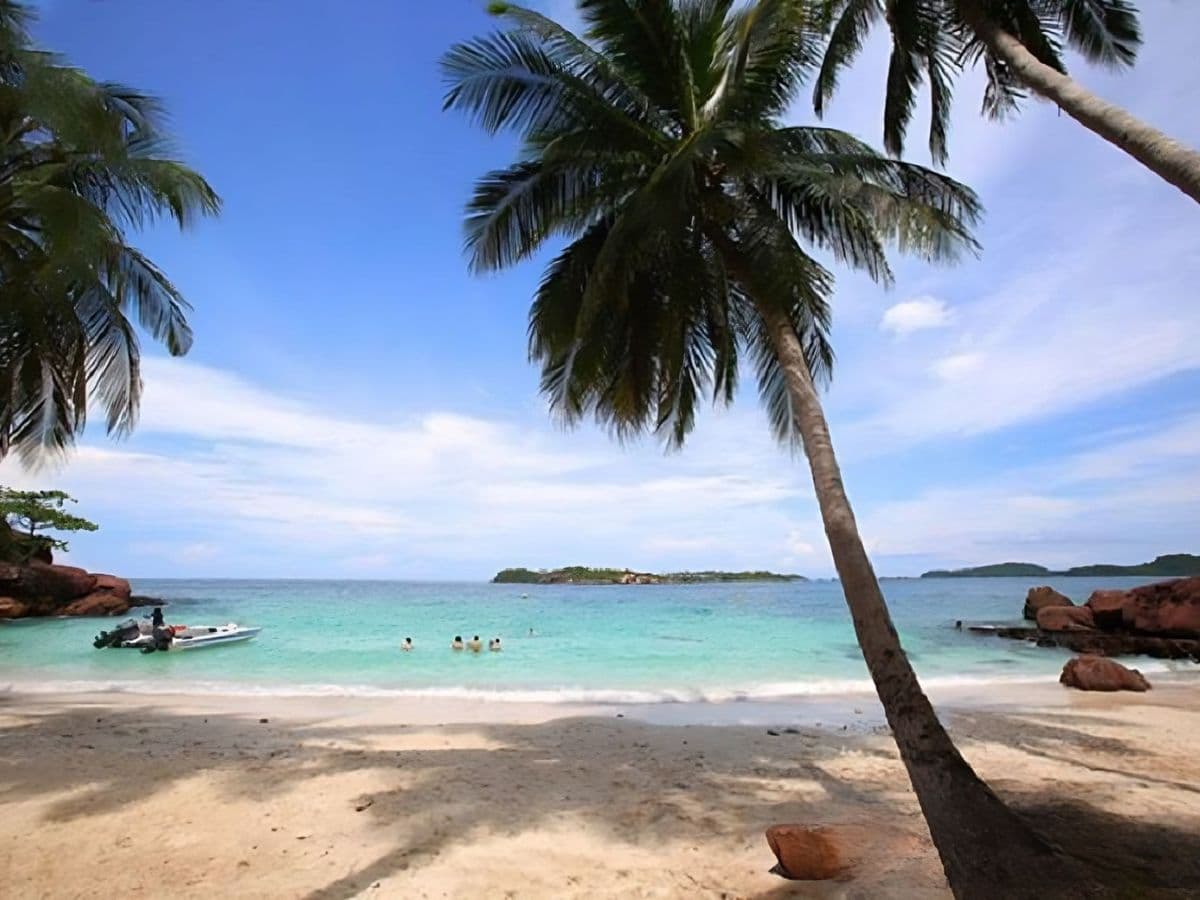 Hòn Thầy Bói nổi bật với vẻ đẹp hoang sơ và làn nước trong xanh giữa vùng biển Gành Dầu.