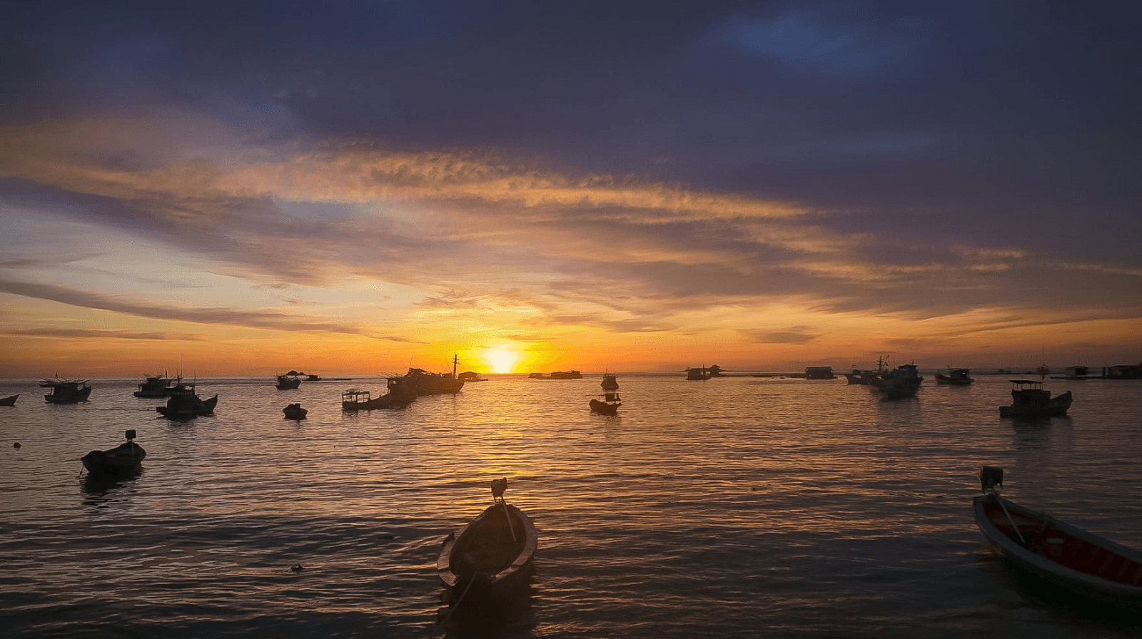 Khung cảnh hoàng hôn yên bình tại Gành Dầu.