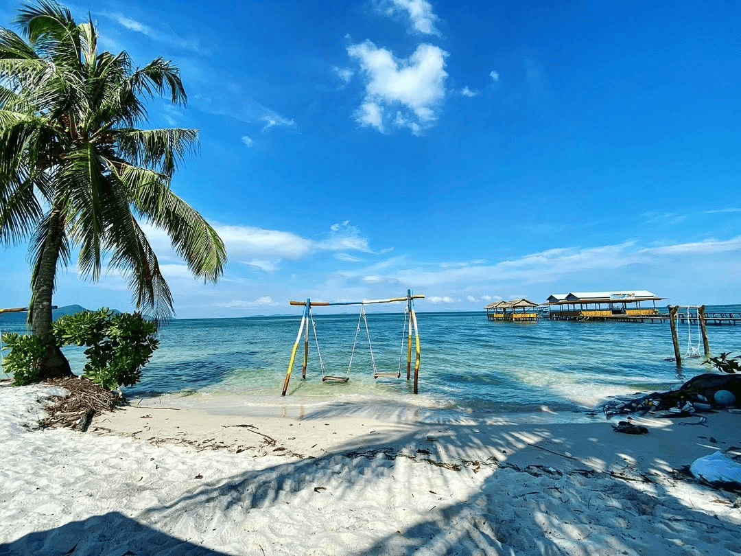 Khung cảnh yên bình tại làng chài Rạch Vẹm.